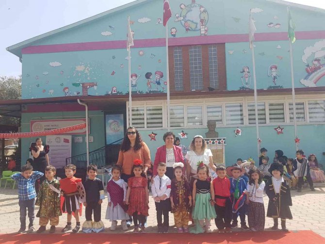 Dünya Çocuklarının Kostümleri Defileyle Sergilendi