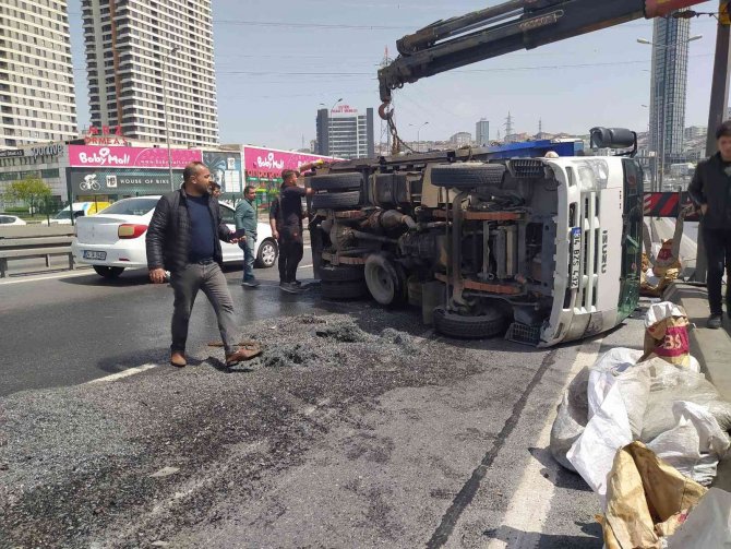 E-5 Karayolunda Metal Yüklü Kamyon Devrildi