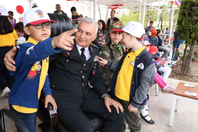 Elazığ’da Jandarma Ekipleri, Çocukları Misafir Etti