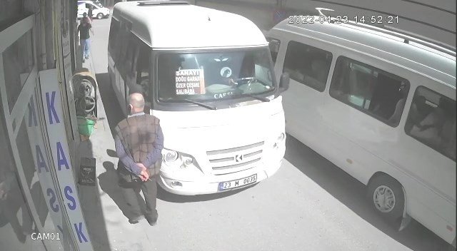 Elazığ’da İlginç Kaza Kameralara Yansıdı