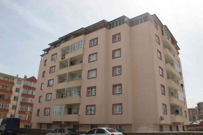 Apartmanın 6. Katından Düşen Çocuğu Vatandaşlar Tuttu