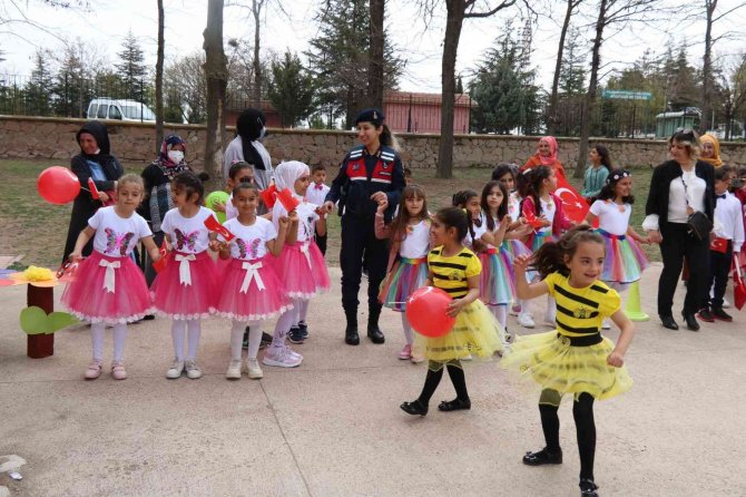 Jandarma Ekipleri İlkokul Öğrencilerinin Bayramını Kutladı