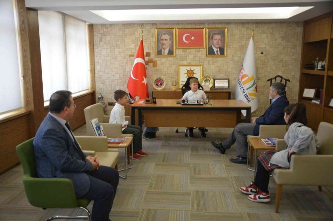 Başkanlık Koltuğuna Dayınlar İ̇lkokulu Öğrencileri Oturdu