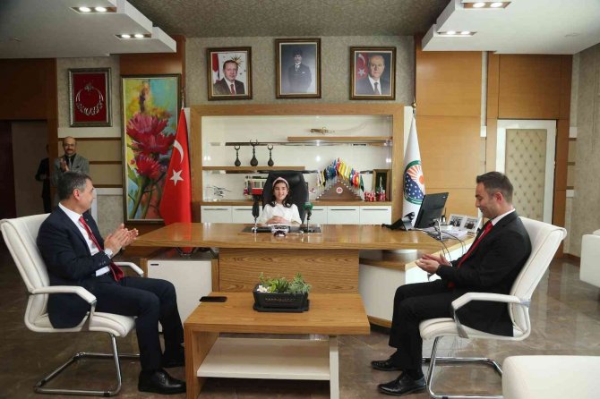 Başkan Şimşek, 23 Nisan’da Koltuğunu Devretti