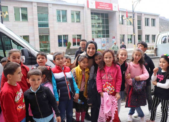 Köy Okulundaki Çocuklar Hayatlarında İlk Defa Sinemayla Tanıştı