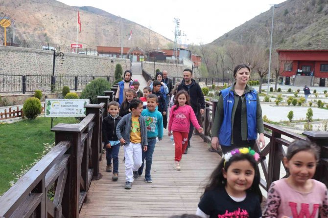 Köy Okulundaki Çocuklar Hayatlarında İlk Defa Sinemayla Tanıştı