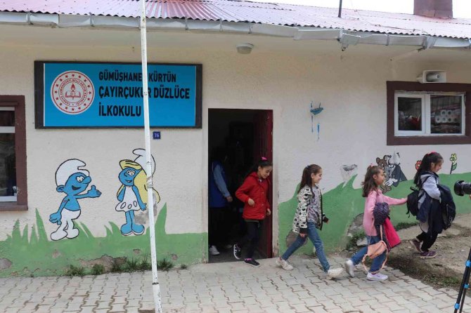 Köy Okulundaki Çocuklar Hayatlarında İlk Defa Sinemayla Tanıştı