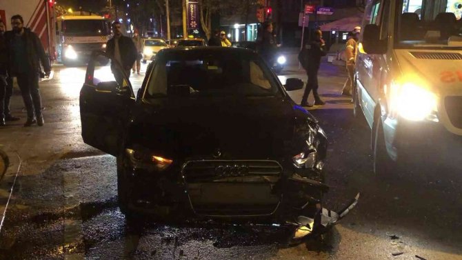 Bağdat Caddesi’nde Feci Kaza: İ̇ki Otomobilin Çarpıştığı Kazada 3 Kişi Yaralandı