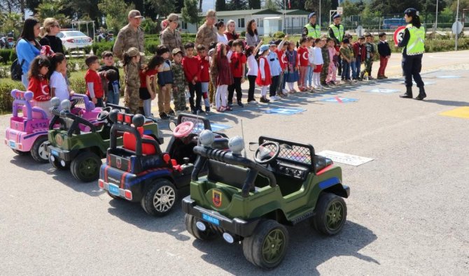 Jandarmadan Çocuklara 23 Nisan Etkinliği