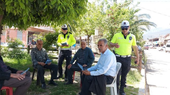 Hassa’da Trafik Polisi Traktör Sürücülerini Bilgilendirdi