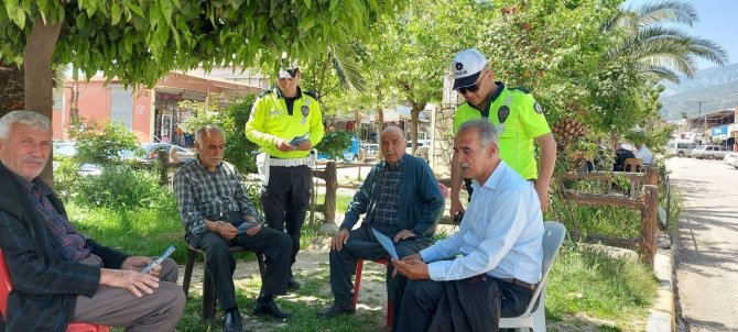 Hassa’da Trafik Polisi Traktör Sürücülerini Bilgilendirdi