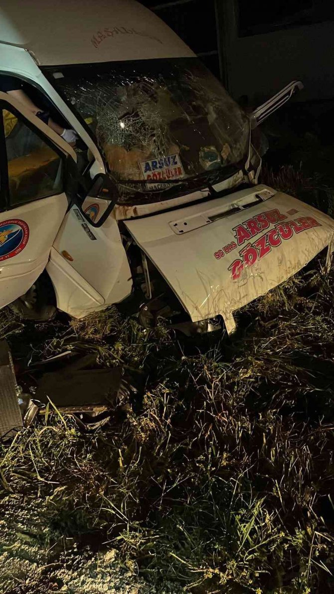 Hatay’da Minibüs Şarampole Uçtu: 12 Yaralı
