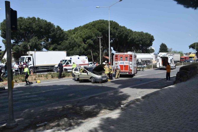 İ̇zmir’de Trafik Kazası: 4 Yaralı