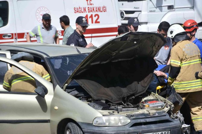 İ̇zmir’de Trafik Kazası: 4 Yaralı