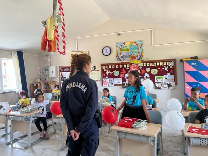 Milas’ta Jandarma 23 Nisan’ı Okulda Kutladı