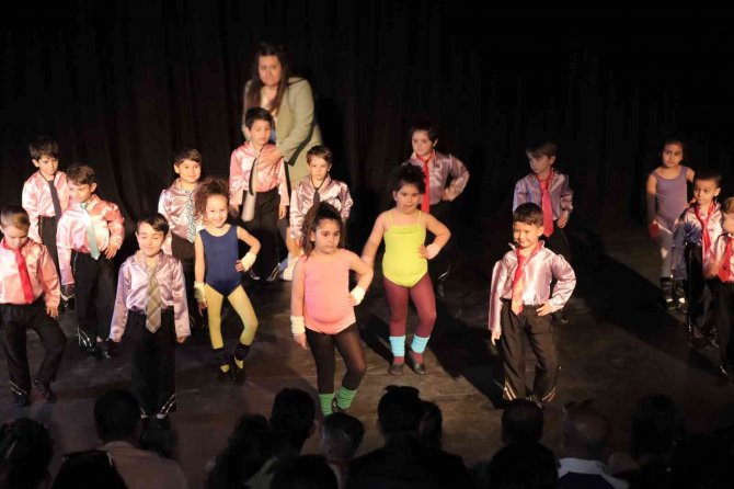 Kuşadalı Miniklerin 23 Nisan Gösterisi Yoğun İlgi Gördü