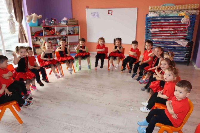 Kuşadalı Miniklerin 23 Nisan Gösterisi Yoğun İlgi Gördü