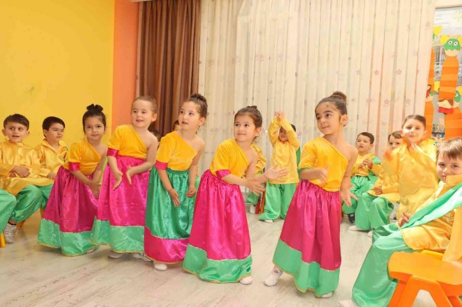 Kuşadalı Miniklerin 23 Nisan Gösterisi Yoğun İlgi Gördü