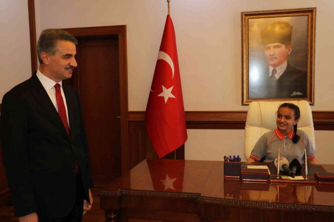 Vali Baruş, Koltuğunu 4’inci Sınıf Öğrencisi Sude’ye Devretti