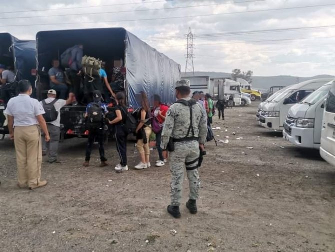 Meksika’da Kamyon Kasasında 330 Kaçak Göçmen Yakalandı