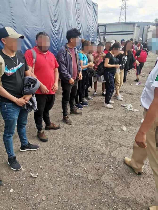 Meksika’da Kamyon Kasasında 330 Kaçak Göçmen Yakalandı