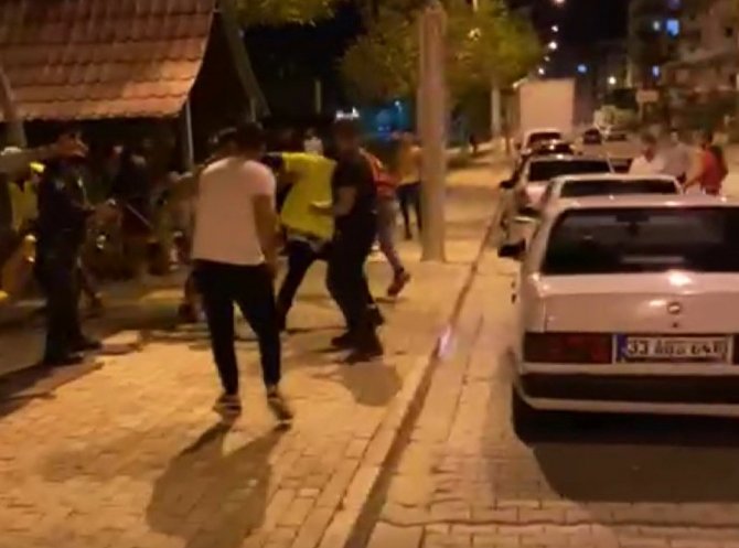 Alkollü Oldukları İddia Edilen 3 Kişi Polisleri Darp Etti