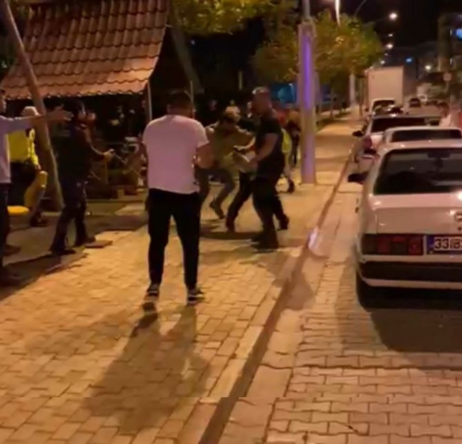 Alkollü Oldukları İddia Edilen 3 Kişi Polisleri Darp Etti