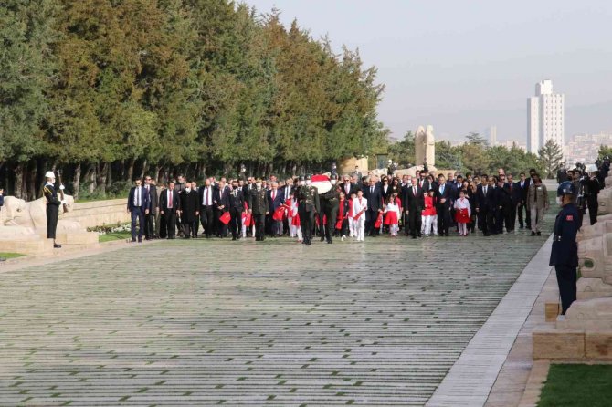 Milli Eğitim Bakanı Özer, 23 Nisan Ulusal Egemenlik Ve Çocuk Bayramı Dolayısıyla Anıtkabir’de