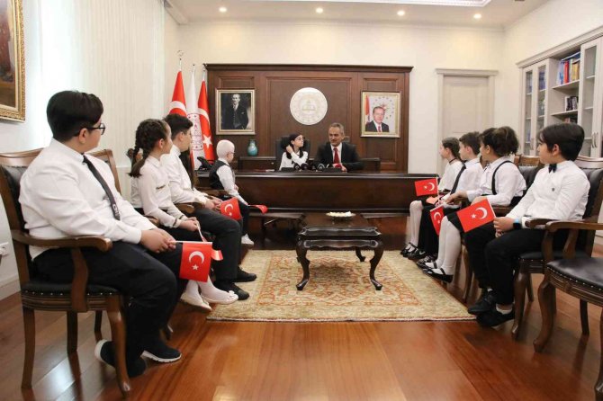 Milli Eğitim Bakanı Özer, Koltuğunu 5’inci Sınıf Öğrencisi Çeken’e Devretti