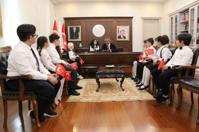 Milli Eğitim Bakanı Özer, Koltuğunu 5’inci Sınıf Öğrencisi Çeken’e Devretti