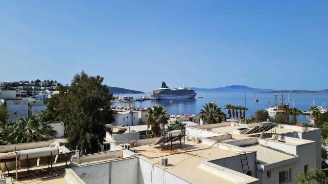 Denizden Gelen Turist Bodrum’lu Esnafın Yüzünü Güldürdü