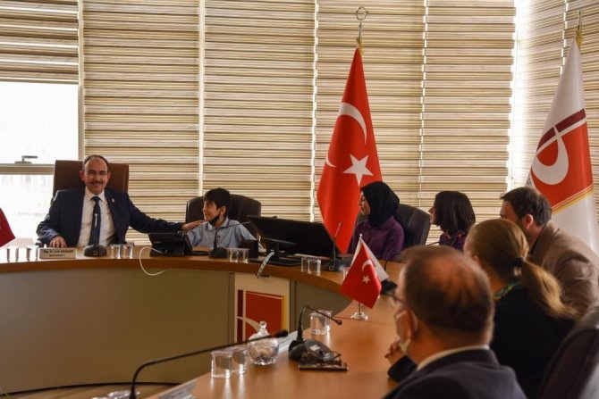 Rektör Beydemir Koltuğunu Çocuk Rektörlere Devretti