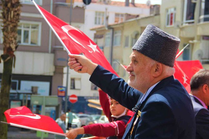 Üstü Açık Otobüse Binen Çocuklar 2 Yıl Sonra 23 Nisan Coşkusu Yaşadı