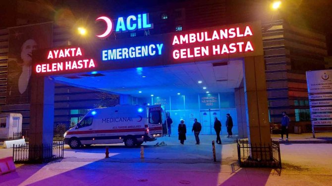 Silahla Oynayan Zabıta Memuru Kazara Kafasından Kendini Vurdu