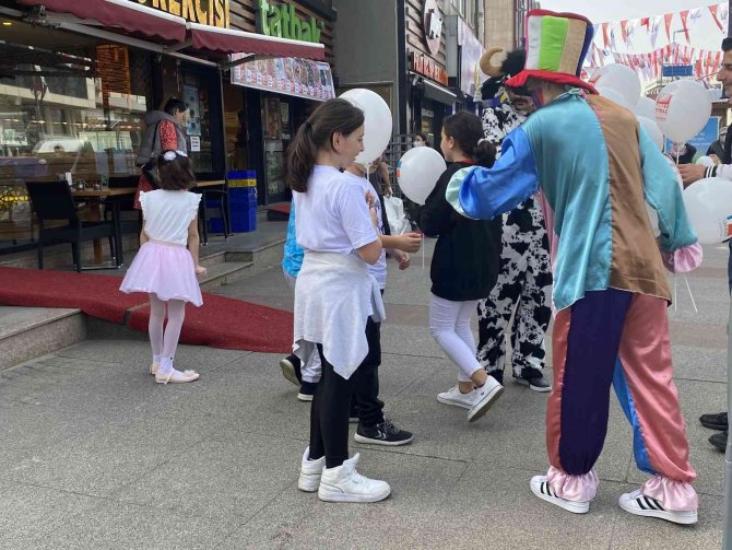 Çekmeköy’de 23 Nisan Coşkusu Cadde Ve Sokaklara Taşındı