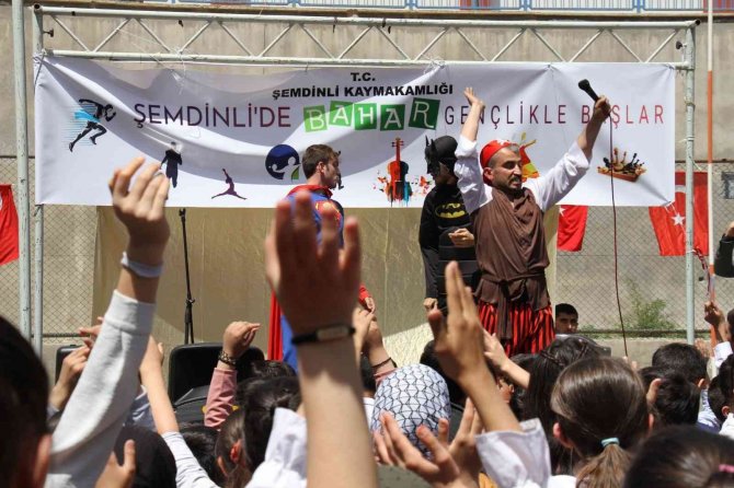 Şemdinli’de 23 Nisan Ulusal Egemenlik Ve Çocuk Bayramı Kutlandı