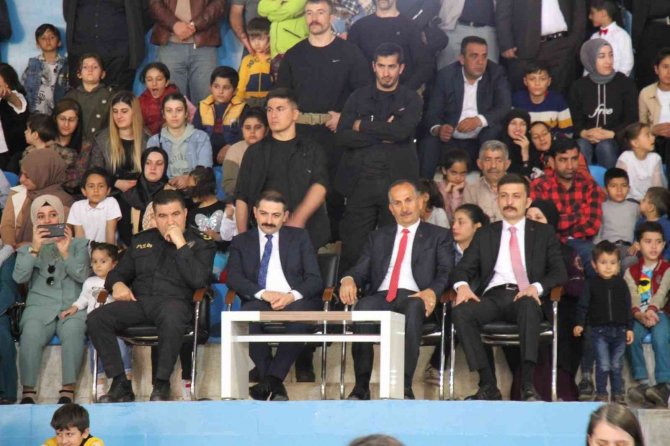 Şemdinli’de 23 Nisan Ulusal Egemenlik Ve Çocuk Bayramı Kutlandı