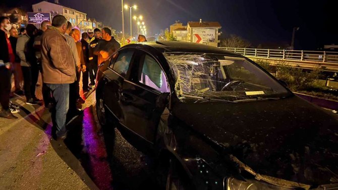 Otomobil Aydınlatma Direğine Çarptı: 2 Yaralı