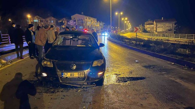 Otomobil Aydınlatma Direğine Çarptı: 2 Yaralı