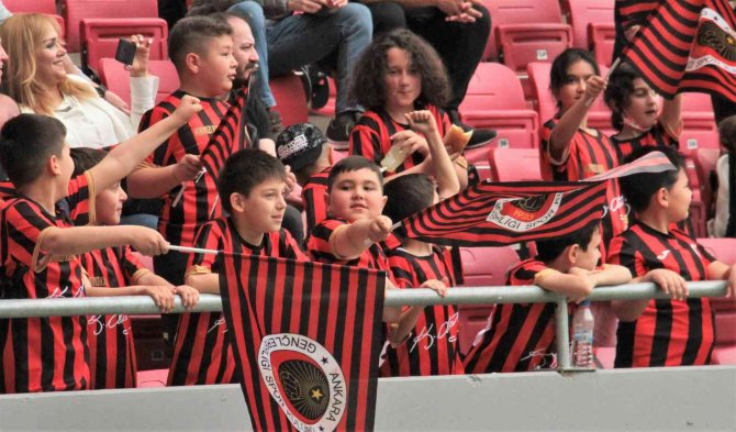 23 Nisan Coşkusu Gençlerbirliği Tribünlerinde