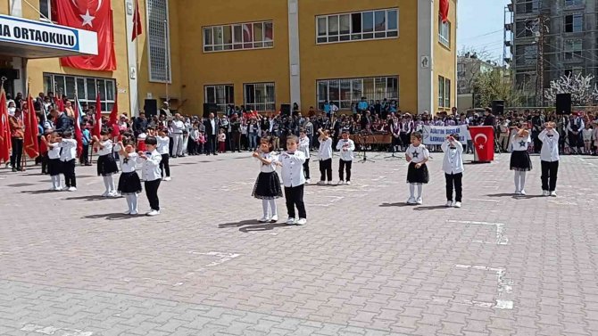 Erciş’te 23 Nisan Ulusal Egemenlik Ve Çocuk Bayramı Coşkusu