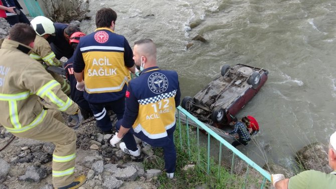 Otomobil Çaya Uçtu, Ölümden Son Anda Kurtuldular