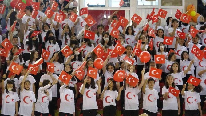 23 Nisan’da 200 Öğrenciden Oluşan Koro Alkış Topladı