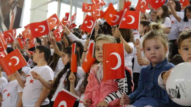 23 Nisan’da 200 Öğrenciden Oluşan Koro Alkış Topladı