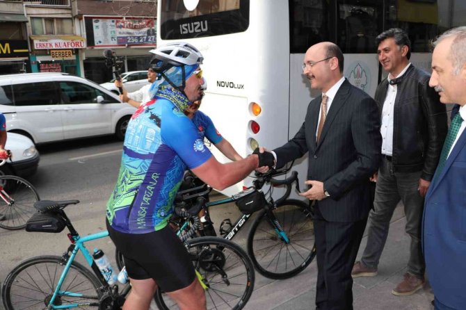 Türk Eğitim-sen’li Eğitimciler, “Kurtuluştan Kuruluşa Atamızın İ̇zinde” Temasıyla Ankara’ya Pedal Çevirdi