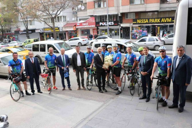 Türk Eğitim-sen’li Eğitimciler, “Kurtuluştan Kuruluşa Atamızın İ̇zinde” Temasıyla Ankara’ya Pedal Çevirdi