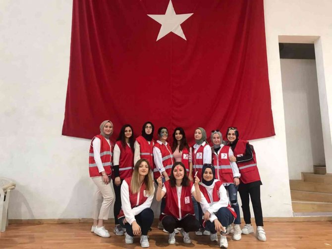 Kızılay Başkanı Yağız, 23 Nisan’da Çocukları Sevindirdi