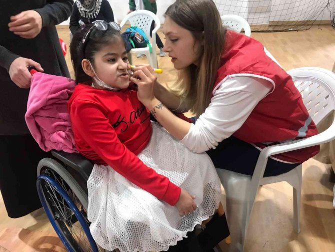 Kızılay Başkanı Yağız, 23 Nisan’da Çocukları Sevindirdi