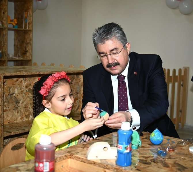 Çocuklarla Oyuncak Boyayan Vali Yılmaz, Renkli Görüntüler Oluşturdu