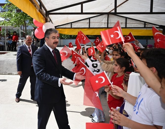 Çocuklarla Oyuncak Boyayan Vali Yılmaz, Renkli Görüntüler Oluşturdu